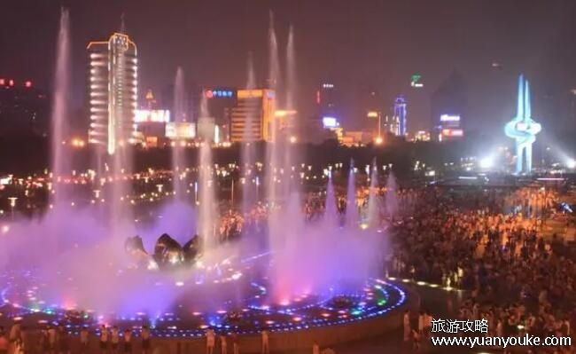 泉城广场喷泉时间，喷泉表演的三种时间(夜晚增加灯光更好看)