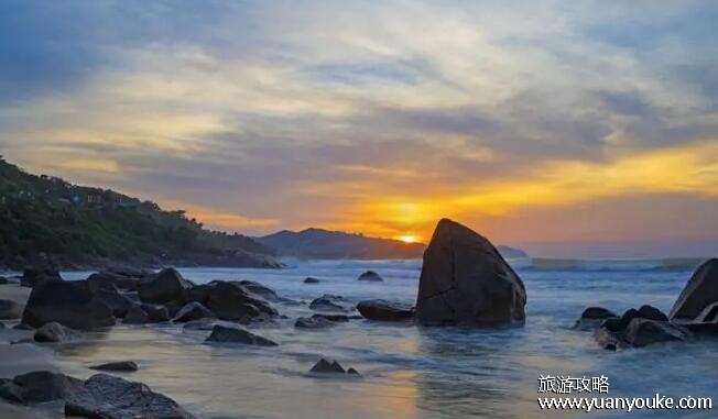 石梅湾在海南哪里，在海南省万宁市(具有独特风情的美丽景点)