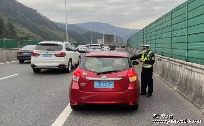 高速走应急车道扣几分罚多少钱，6分或者12分以及200元