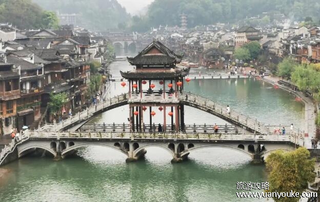 凤凰古城在湖南哪个市，在湖南湘西(充满土家族特色的传统古城)