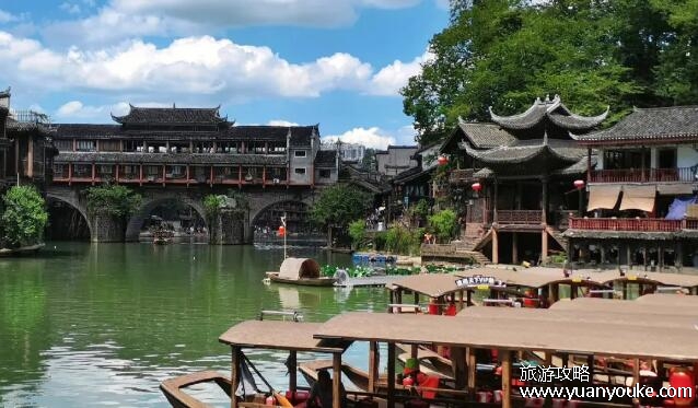 凤凰古城在湖南哪个市，在湖南湘西(充满土家族特色的传统古城)