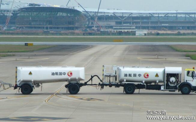 飞机烧的是什么油，航空汽油和航空煤油(购买机票还需要支付燃油费)