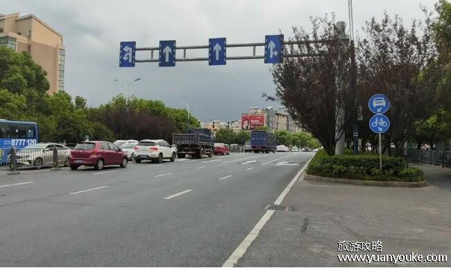 不按导向车道行驶怎么处罚，20元至200元并扣除3分(多种处罚标准)
