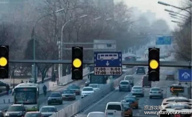 闯黄灯怎么处罚，罚款20元至200元扣除3分或者6分(一些城市尽量不处罚)