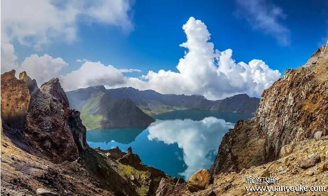 长白山在哪里，在中国和朝鲜的交界处(中朝两国的界山)