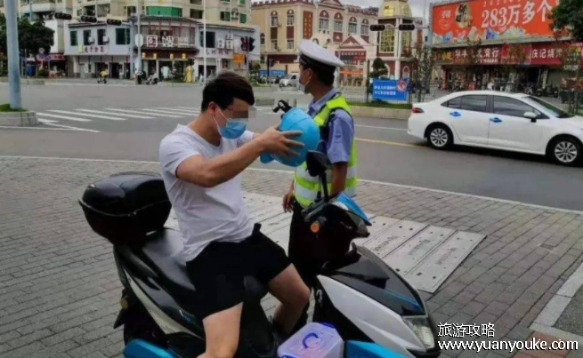 电动车没戴头盔罚多少，根据电动车是否属于机动车来处罚