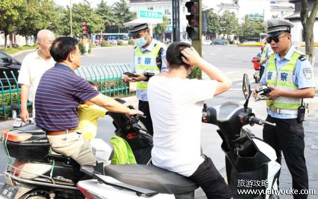 电动车没戴头盔罚多少，根据电动车是否属于机动车来处罚