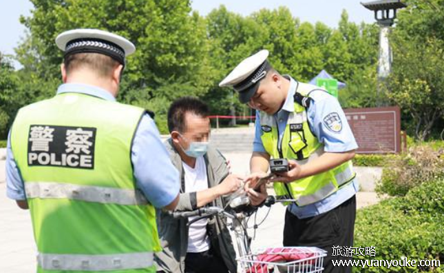 电动车没戴头盔罚多少，根据电动车是否属于机动车来处罚