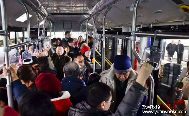 公交车超载的标准是什么，1平方米超过8人(公交车超载的处罚标准)