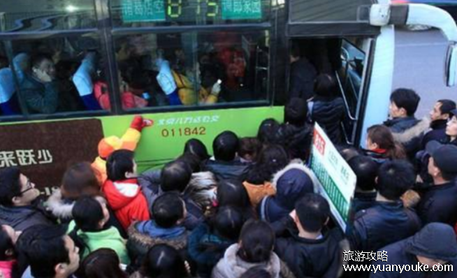 公交车超载的标准是什么，1平方米超过8人(公交车超载的处罚标准)