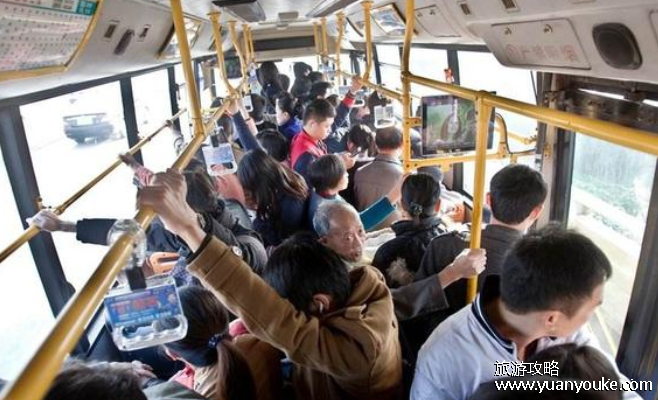 公交车超载的标准是什么，1平方米超过8人(公交车超载的处罚标准)