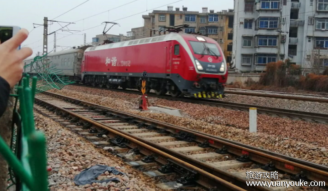 K15次列车途经站点时刻表，21个站点列车到站和发车时间