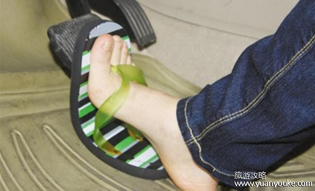 穿拖鞋开车怎么处罚，扣2分罚款20元至200元不等(有的地方扣3分)