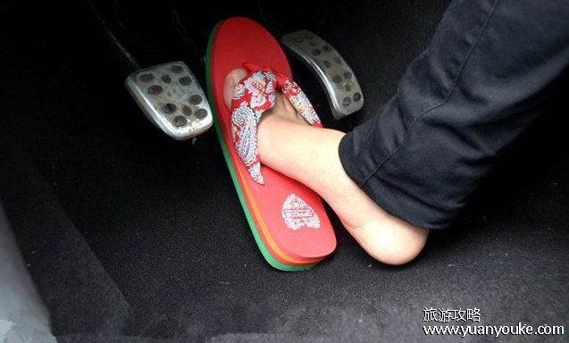 穿拖鞋开车怎么处罚，扣2分罚款20元至200元不等(有的地方扣3分)