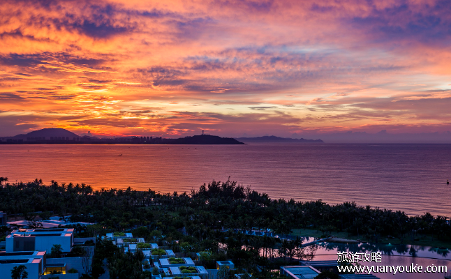 海棠湾和亚龙湾哪个沙滩好，各有各的好(海棠湾更加安静景色更美)