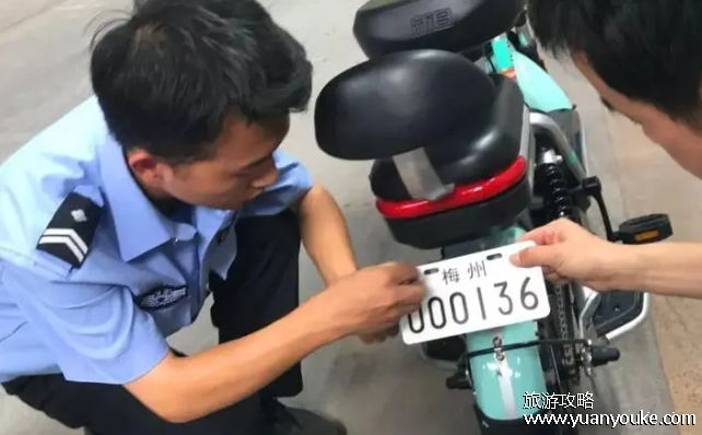 电动车白底黑字车牌是什么意思，超标电动车使用的过渡期车牌
