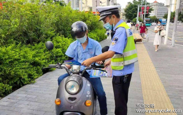 摩托车不戴头盔扣几分，扣2分罚款100元(乘坐人不带头盔罚款50元)