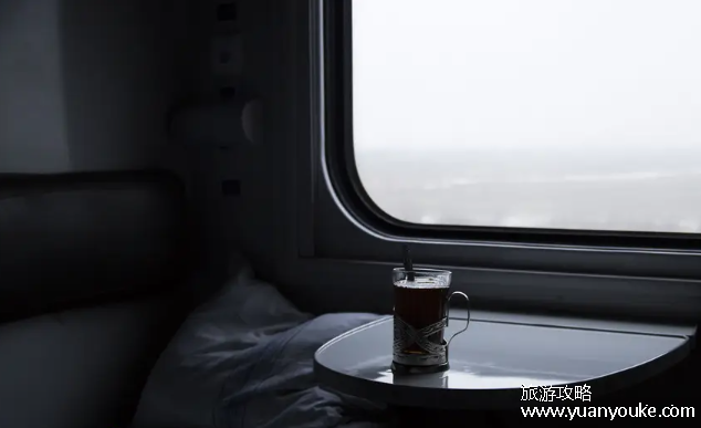 火车几点熄灯，硬座软座晚上不熄灯(硬卧22点熄灯软卧自己开关灯)