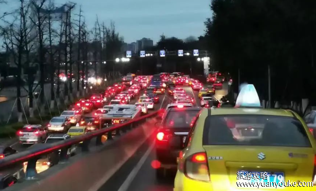 重庆限行规定，日常实行尾号限行(另外2个限行规定)