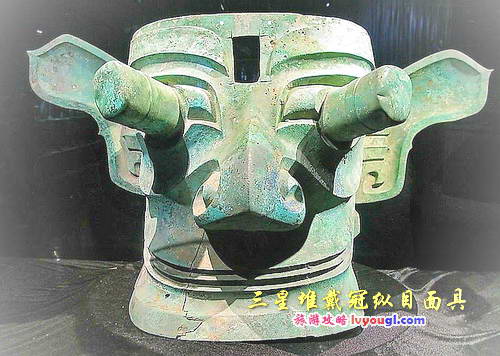 三星堆戴冠纵目面具