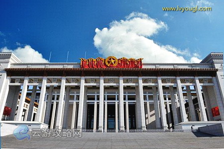 中国国家博物馆，位于北京市中心天安门广场东侧