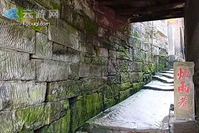 万灵古镇烟雨巷