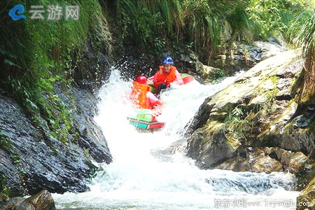 安吉十八道湾漂流