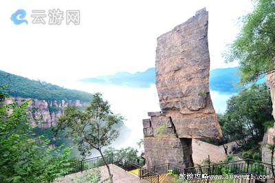 黛眉山飞来神石