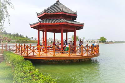 老乐山如意湖凉亭