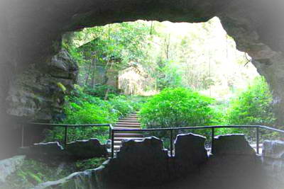开阳猴耳天坑风景区