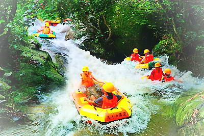 平江连云山峡谷漂流