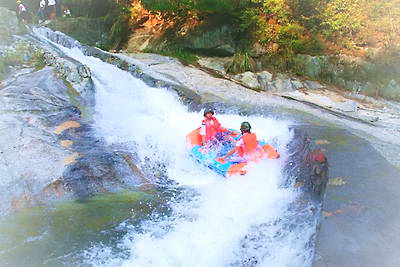 平江连云山峡谷漂流