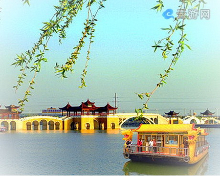 华西村里的龙西湖图片