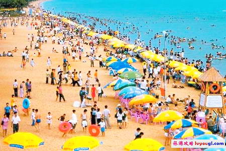 假日海滩风光
