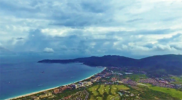 亚龙湾海岸线(右) 亚龙湾海岸线(右)