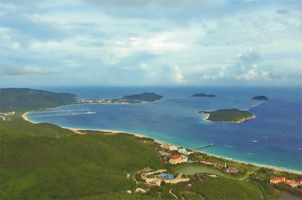 亚龙湾海岸线(左) 亚龙湾海岸线(左)