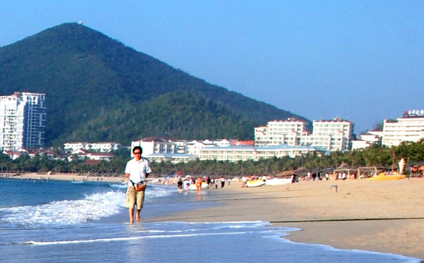 12月去三亚旅游穿什么：大东海
